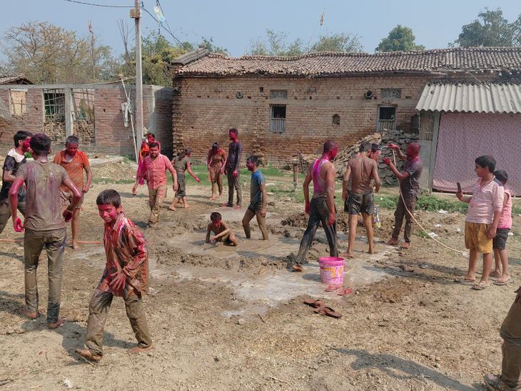 खगड़िया में देसी अंदाज में कुर्ता फाड़ होली:कीचड़ में मस्ती, सांसद राजेश कुमार वर्मा ने दी शुभकामनाएं, संवेदनशील इलाकों में प्रशासन सतर्क