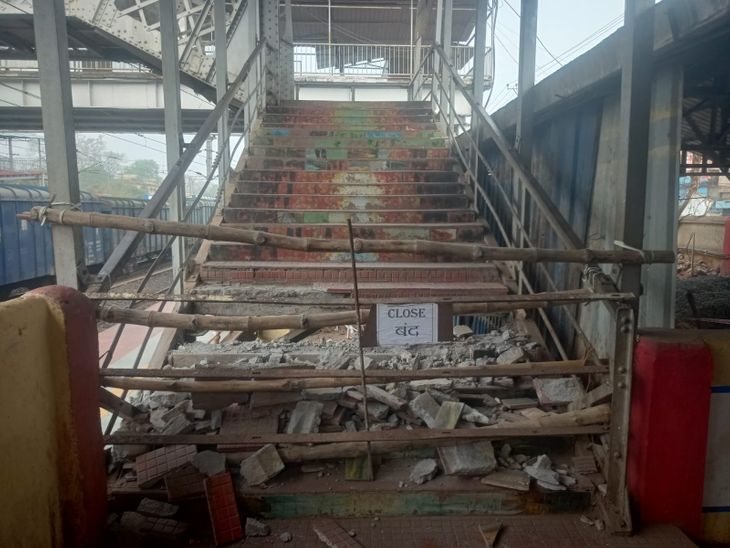 जामताड़ा में बंद पैदल पुल खोलने की मांग:लोगों को हो रही परेशानी, डीआरएम के नाम एक मांग पत्र स्टेशन प्रबंधक को सौंपा