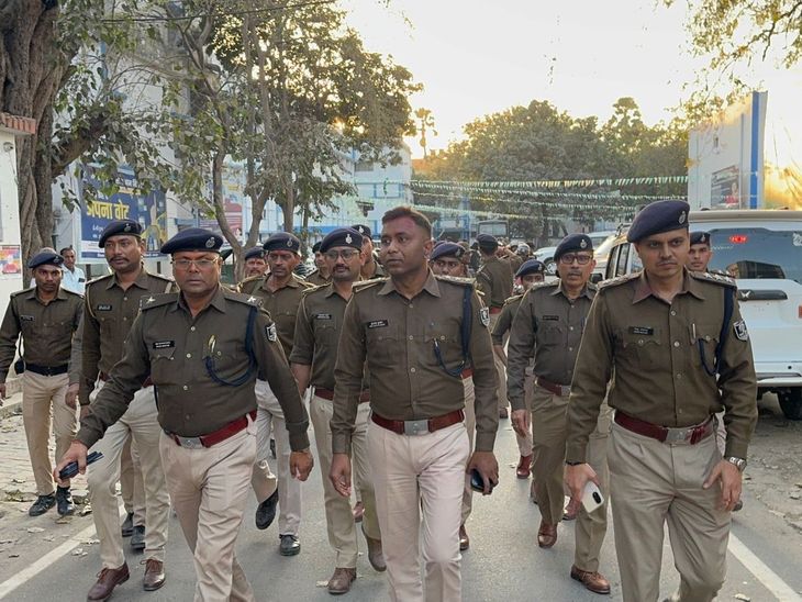 नवादा में होली से पहले सुरक्षा के कड़े इंतजाम:बड़े पैमाने पर फ्लैग मार्च, अफवाह फैलाने वालों पर सख्त कार्रवाई की चेतावनी