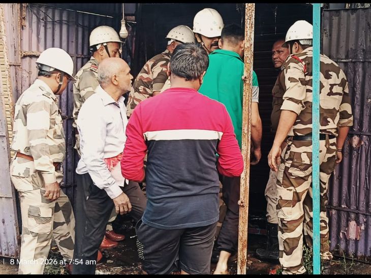 बोकारो में दो दुकानों में लगी आग:सुबह दुकानों से उठता धुआं देख लोगों ने दी सूचना, लाखों का सामान जलकर राख