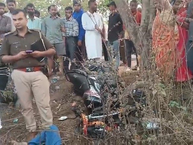 गिरिडीह में बहन की शादी के दिन भाई की मौत:अनियंत्रित बाइक के पेड़ से टकराने से हुआ हादसा, एक युवक गंभीर