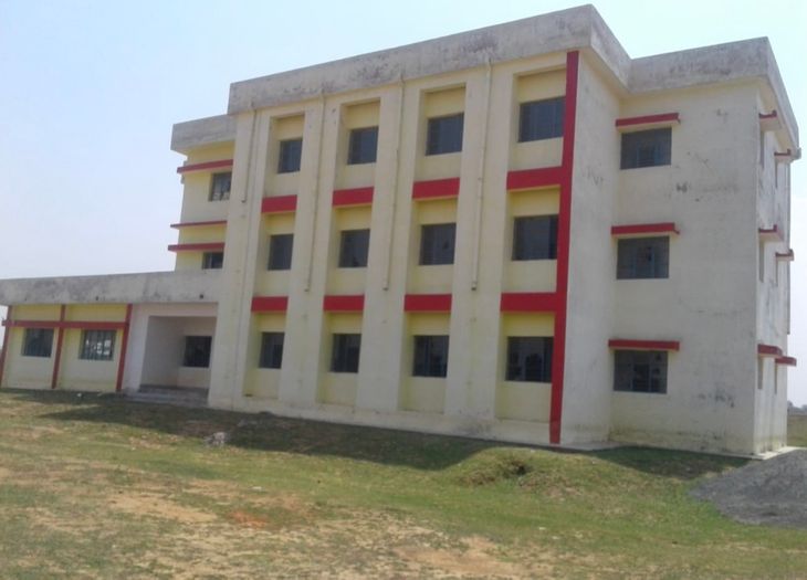 चार करोड़ से बना कॉलेज भवन और छात्रावास का उपयोग नहीं