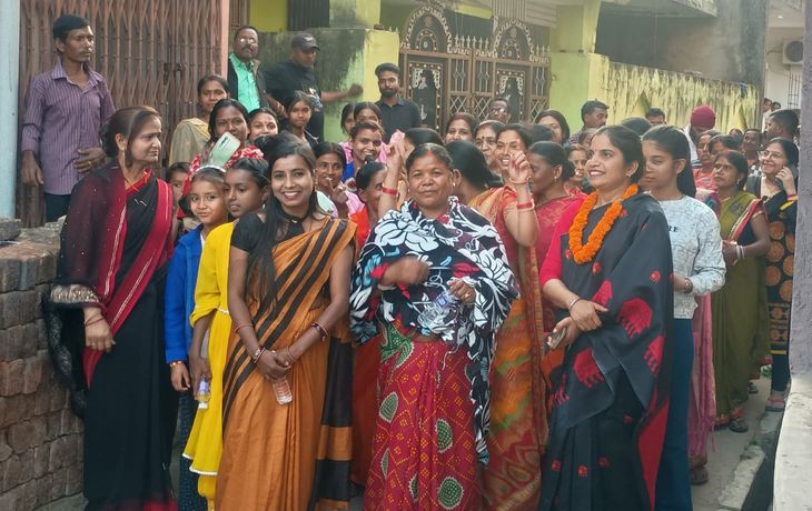 विजय जुलूस निकाला, डीजे की धुन पर थिरके समर्थक