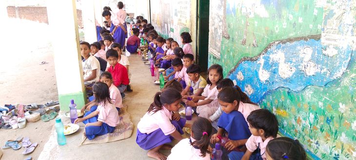 जिले के 20 स्कूलों में पेयजल नहीं, विद्यार्थी घर से ला रहे हैं पानी