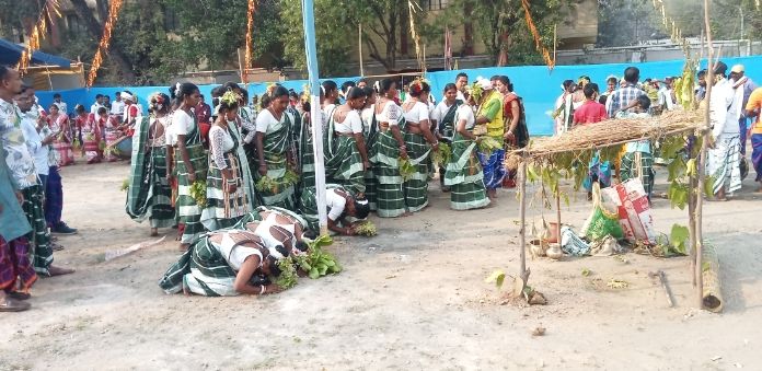 पारंपरिक वेशभूषा में पुरुष और महिलाओं ने मांदर की थाप पर नृत्य कर लोगों का मन मोहा
