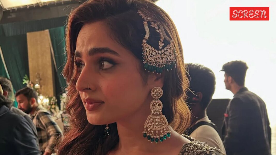 Ayesha khan.jpg