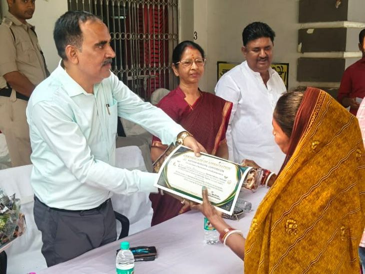 कटिहार में महिला सफाई कर्मियों को सम्मानित किया गया:स्वच्छता के प्रति समर्पण और योगदान की सराहना
