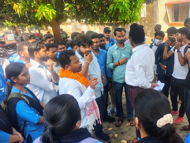 केकेएम कॉलेज में अभाविप ने की तालाबंदी:प्राध्यापकों की अनुपस्थिति पर 4 घंटे चला छात्रों का प्रदर्शन, मांगों को लेकर जमकर की नारेबाजी