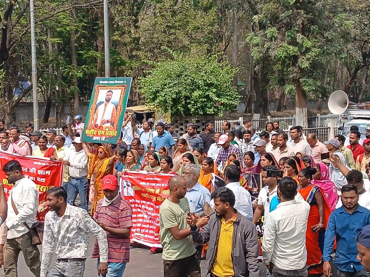 प्रेम प्रसाद को न्याय दिलाने की मांग:बोकारो स्टील प्लांट के मुख्य द्वार पर धरना शुरू, परिवार के सदस्य को सेल में नौकरी की मांग