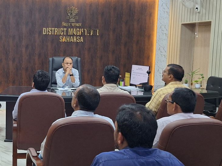 सहरसा में डीएम की समीक्षा बैठक:जनकल्याणकारी योजनाओं की प्रगति जांची, सरकारी स्कूलों में साप्ताहिक टेस्ट और खेल मैदान से जोड़ने का निर्देश