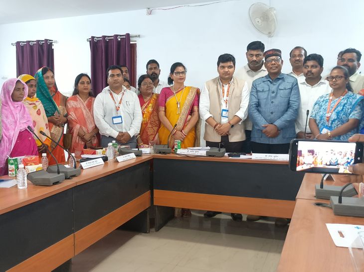 पाकुड़ नगर परिषद उपाध्यक्ष पद पर राणा ओझा चयनित:लॉटरी से हुआ चुनाव, अध्यक्ष व पार्षदों ने ली शपथ; सुरक्षा के रहे कड़े इंतजाम