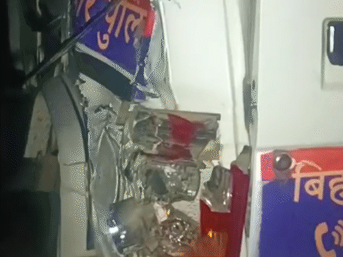पटना में हाईवा ने डायल 112 गाड़ी को ठोका:टक्कर के बाद हाईवा में लगी आग, ड्राइवर फरार; पुलिसकर्मी बाल-बाल बचे