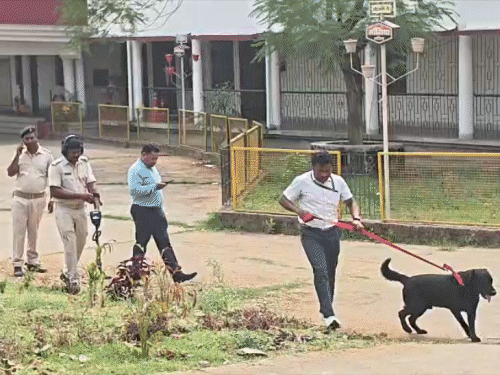 बोकारो कोर्ट को बम से उड़ाने की धमकी:ई-मेल से मचा हड़कंप, परिसर कराया गया खाली; बम स्क्वायड की टीम ने शुरू की जांच