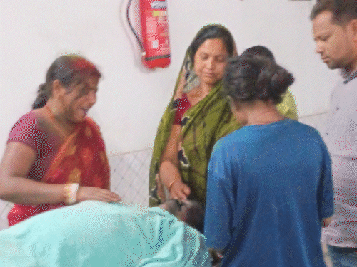 पाकुड़ में जमीन ब्रोकर की चाकू मारकर हत्या:10 हमलावरों ने युवक को चाकू से गोदा, पान की दुकान से लौटते समय मारा