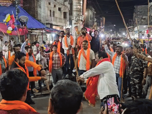 हजारीबाग प्रशासन पर मंगला जुलूस रोकने का आरोप:विधायक प्रदीप प्रसाद ने दी चेतावनी- रोकेंगे तो हजारीबाग बंद, लोगों में नाराजगी