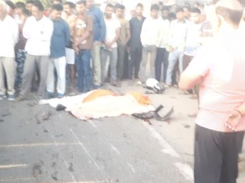 चतरा में हाईवा ने बाइक सवार को रौंदा; सड़क जाम:ITI कॉलेज से ड्यूटी कर लौट रहा था, पूरी रात सड़क पर पड़ी रही बॉडी