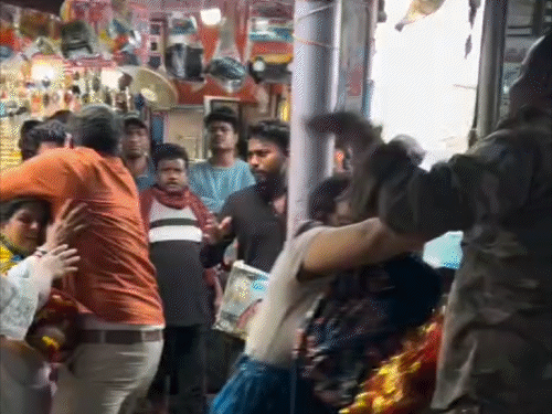 रामगढ़ के रजरप्पा मंदिर परिसर में विवाद:पुलिस और श्रद्धालु के बीच हुई मारपीट, एसडीपीओ कर रहे जांच, वीडियो हुआ वायरल