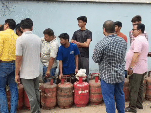 धनबाद-गिरिडीह, रांची में घरेलू गैस को लेकर अफरातफरी:स्टॉक खत्म होने की आशंका से एजेंसियों पर भीड़, उपभोक्ता घंटों लाइन में लग रहे