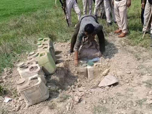 दरभंगा में 353 लीटर विदेशी शराब बरामद:होली पर मद्य निषेध टीम 24 घंटे एक्टिव, ड्रोन से रखी जा रही है निगरानी