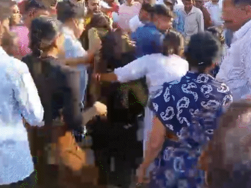 पानी टंकी में मिला ठेका कर्मी का शव:दो दिनों पूर्व दोस्त के पिता के अंतिम संस्कार में गए थे वाराणसी, आक्रोशितों ने किया हाईवे जाम पानी टंकी में मिला ठेका कर्मी का शव:दो दिनों पूर्व दोस्त के पिता के अंतिम संस्कार में गए थे वाराणसी, आक्रोशितों ने किया हाईवे जाम