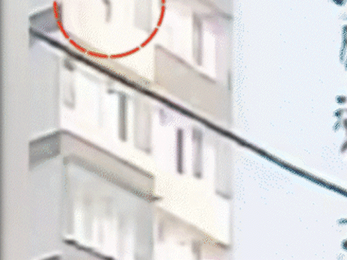 'हमारी बेटी 8वीं मंजिल से फेंकी गई, हत्यारा कौन?':मां बोली- हमने बेटियों को स्कूल भेजना बंद कर दिया, होली का हमारी जिंदगी में कोई रंग नहीं