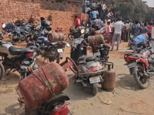 खाड़ी युद्ध का असर, झारखंड में एलपीजी की किल्लत:उपभोक्ता परेशान, 3-4 दिनों से खाली हाथ लौटने को मजबूर; एजेंसी के बाहर लंबी कतार