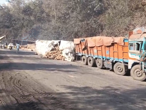 चतरा में कंटेनर पलटा, आधा दर्जन हाइवा भिड़े:संघरी घाटी में हुआ हादसा, एक की मौत; चतरा-गया मुख्य मार्ग पर लगा लंबा जाम