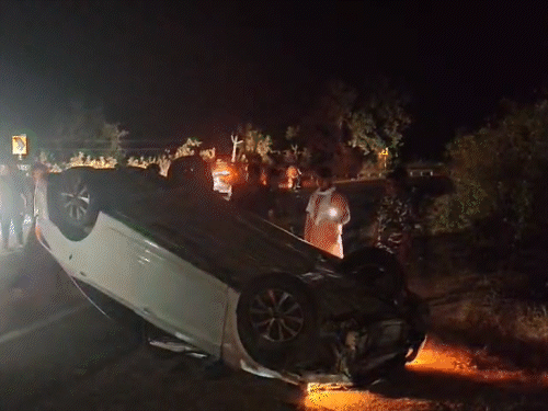 गिरिडीह में तेज रफ्तार कार पलटी, दो लोग घायल:ग्रामीणों ने निकालकर पहुंचाया अस्पताल, डुमरी से गिरिडीह जा रही थी कार