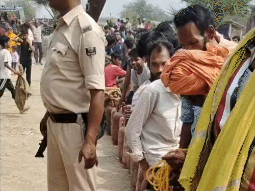 बेगूसराय में पुलिस सुरक्षा में बंट रहे गैस सिलेंडर:एजेंसी के बाहर सुबह 6 बजे से लंबी लाइनें; महिलाएं बोलीं- लकड़ी के चूल्हे पर खाना बनाना पड़ रहा है