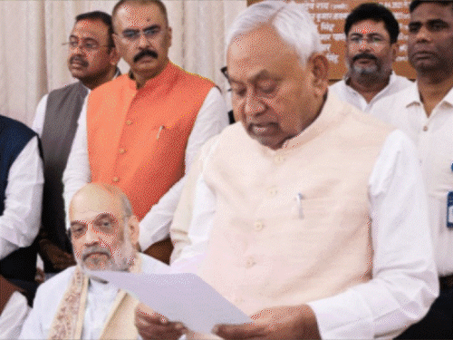 CM पद छोड़ने के बाद लालू के पड़ोसी बनेंगे नीतीश:7 सर्कुलर रोड में खुद बनवाया आलीशान बंगला, लॉन में लगी कोलकाता की घास