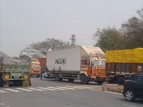 रामगढ़ घाटी में अनियंत्रित ट्रेलर पलटा, आवागमन बाधित:चार किलोमीटर तक लगा लंबा जाम, पुलिस हटाने में जुटी