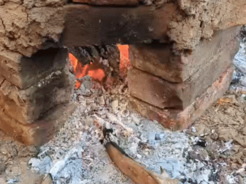 कॉमर्शियल सिलेंडर क्राइसिस, लकड़ी पर बना शादी का खाना:रेस्टोरेंट बंद-होटल में चूल्हे बन रहे; कारोबारियों को डर शादियों की बुकिंग कैसे लें; 7 जिलों से रिपोर्ट