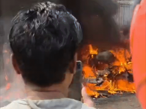 जमशेदपुर में 6 बाइक जलकर खाक:झाड़ियों में लगी आग ने सभी बाइक को लिया चपेट में, जलती सिगरेट से आग लगने की आशंका