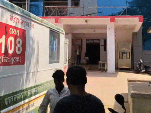 गोड्डा में सड़क किनारे महिला ने बच्चे को जन्म दिया:कई कॉल के बाद भी नहीं पहुंची एंबुलेंस, ई-रिक्शा से ले जा रहे थे अस्पताल