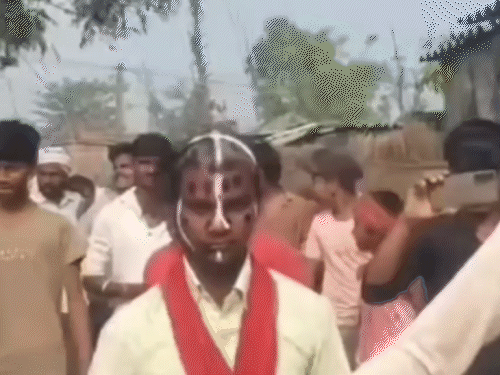 मुजफ्फरपुर में सिर मुंडवाकर युवक को गांव में घुमाया:दिव्यांग महिला से छेड़खानी का आरोप, पंचायत ने 5001 रुपए का जुर्माना भी लगाया