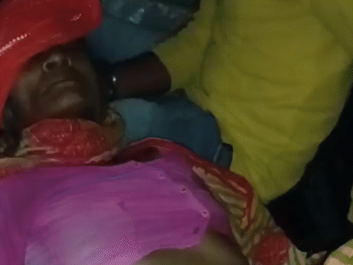 बेतिया में ग्रामीणों ने पुलिस की गाड़ी घेरा:हंगामा बढ़ता देख गाड़ी छोड़कर निकली पुलिस, गिरफ्तारी करने पहुंची थी, लोग बोले- महिला को टक्कर मारी