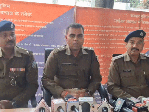 व्हाट्सऐप पर डायरेक्टर बनकर 50 लाख की ठगी:धनबाद के कारोबारी से कंपनी डायरेक्टर बनकर मांगे पैसे, कर्नाटक से आरोपी गिरफ्तार