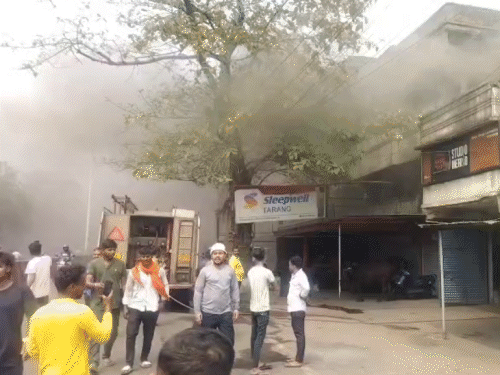 झरिया में सिलेंडर फटने से भीषण आग:सोफा गोदाम समेत लाखों की संपत्ति राख, मकान मालिक गंभीर रूप से झुलसा