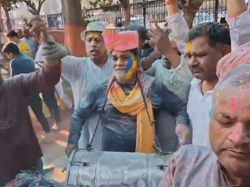 पटना- रामकृृपाल यादव ने ढोल बजाकर खेली होली:गांधी मैदान में कार्यकर्ता संग होली मिलन; सीएम नीतीश ने दी बिहार के लोगों को शुभकामनाएं