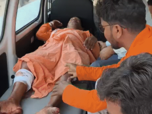 गिरिडीह रेलवे स्टेशन पर गार्ड पर हमला:चोरी की नीयत से आए बदमाशों ने तोड़ा पैर, मोबाइल और चाबी लेकर फरार