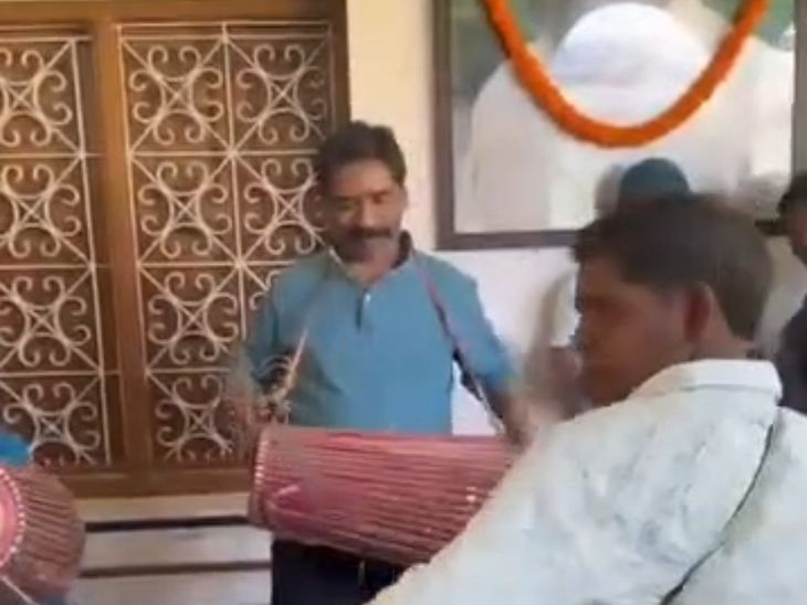 मुख्यमंत्री हेमंत सोरेन रामगढ़ में बाहा पूजा में हुए शामिल:पैतृक गांव नेमरा में की पूजा, पारंपरिक वेशभूषा में नजर आए ग्रामीण