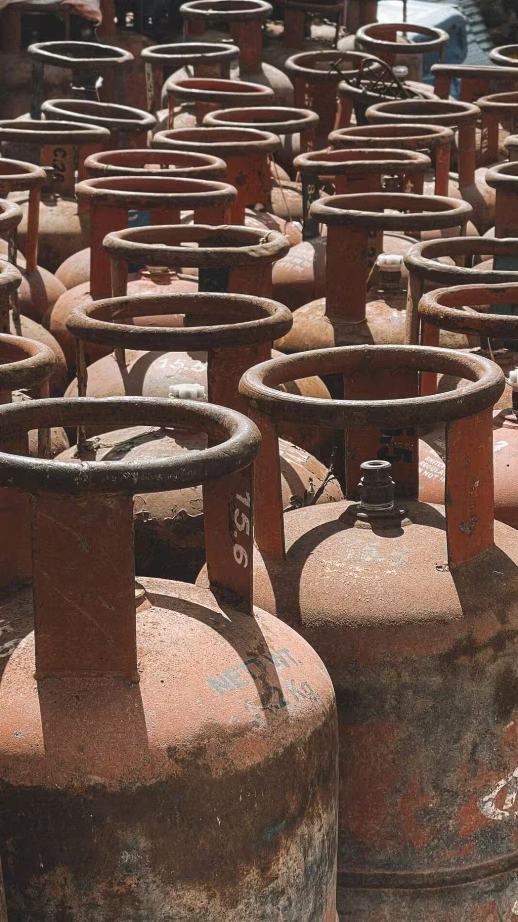 ऐसे चेक करें गैस सिलेंडर की एक्सपायरी