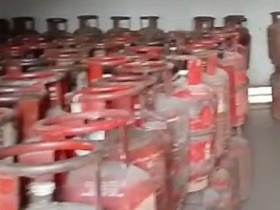 बोकारो में अवैध गैस सिलेंडर भंडारण का भंडाफोड़:माराफारी से 27 खाली सिलेंडर और रिफिलिंग उपकरण जब्त