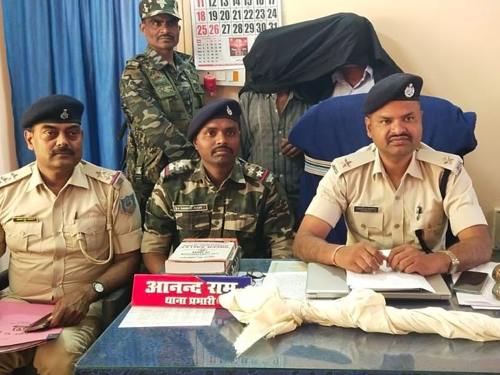 पलामू में बुजुर्ग की हत्या का खुलासा:अवैध संबंध में बदनाम करने की देता था धमकी, कुल्हाड़ी से मारकर की गई थी हत्या