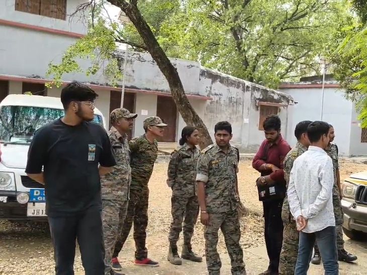 गिरिडीह कॉलेज में एबीवीपी का आंदोलन, कई छात्र हिरासत में:8 सूत्री मांगों पर किया प्रदर्शन, एसडीएम बोले- नामांकन प्रक्रिया बाधित हुई