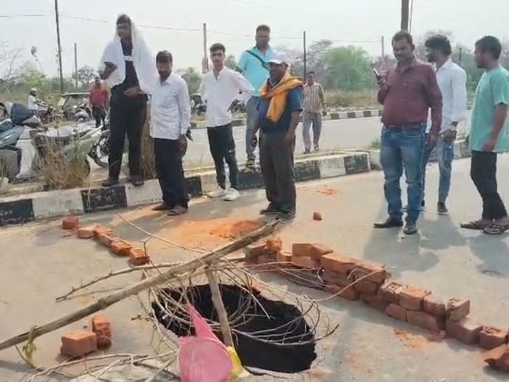 भूली झारखंड मोड़ पर धंसी 8 लेन सर्विस रोड:पाइपलाइन लीकेज से बना खतरनाक गड्ढा, सड़क की गुणवत्ता पर उठे सवाल