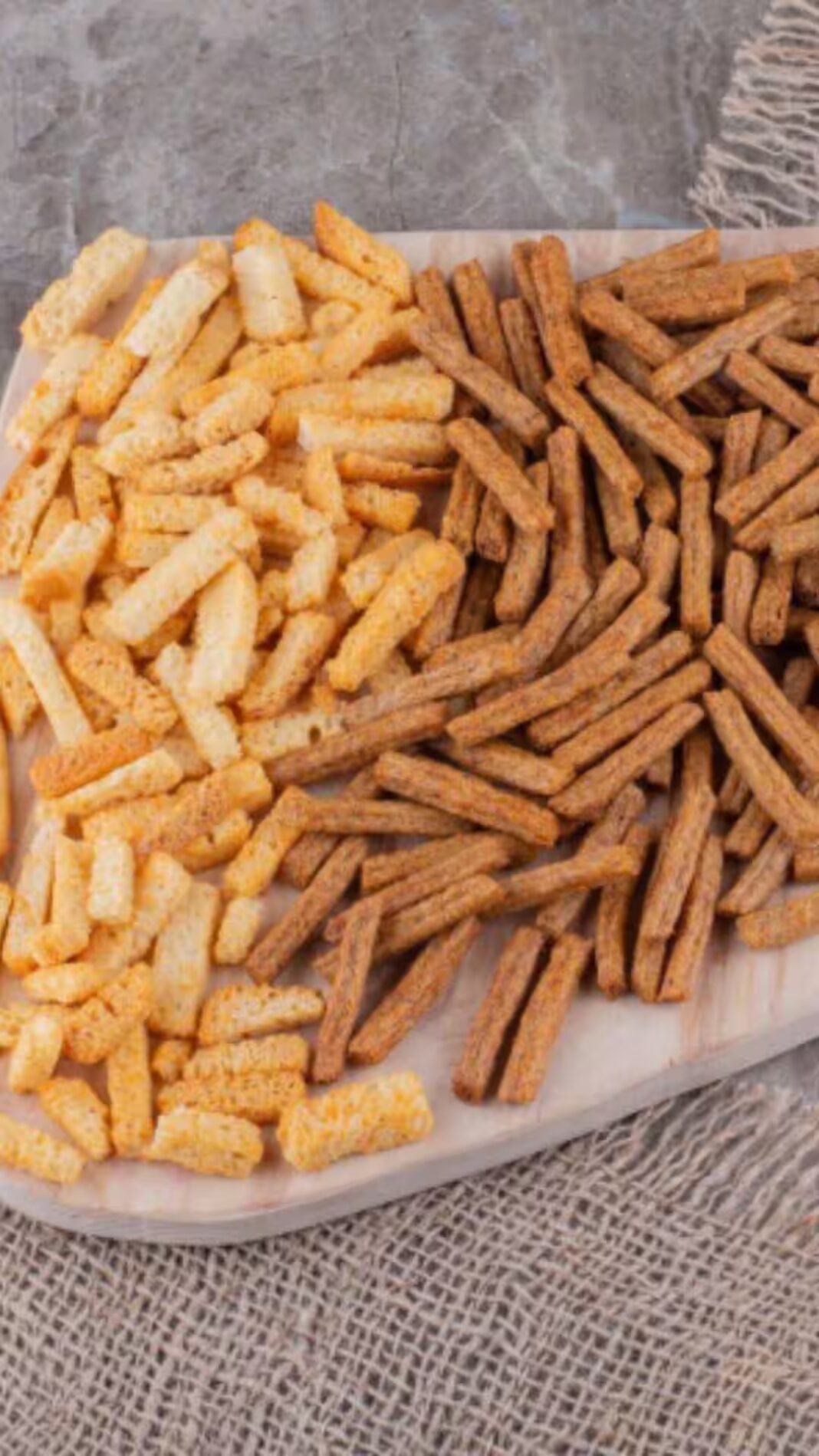 घर पर ऐसे बनाएं बेसन के सेव