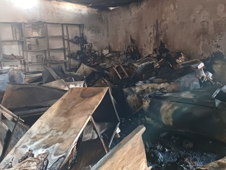 पलामू में इलेक्ट्रॉनिक गोदाम में भीषण आग:घंटे की मशक्कत के बाद काबू; लाखों का सामान राख, शॉर्ट सर्किट से उठीं लपटें