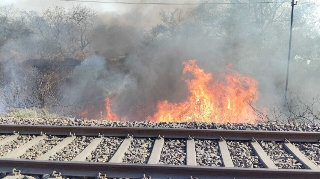 Dhanbad News: फुलारीटांड़ स्टेशन के पास ट्रैक किनारे धधकी आग, दो घंटे थमा रेल परिचालन