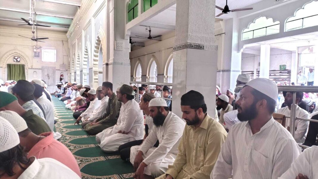 जुम्मे की नमाज में उमड़े रोजेदार